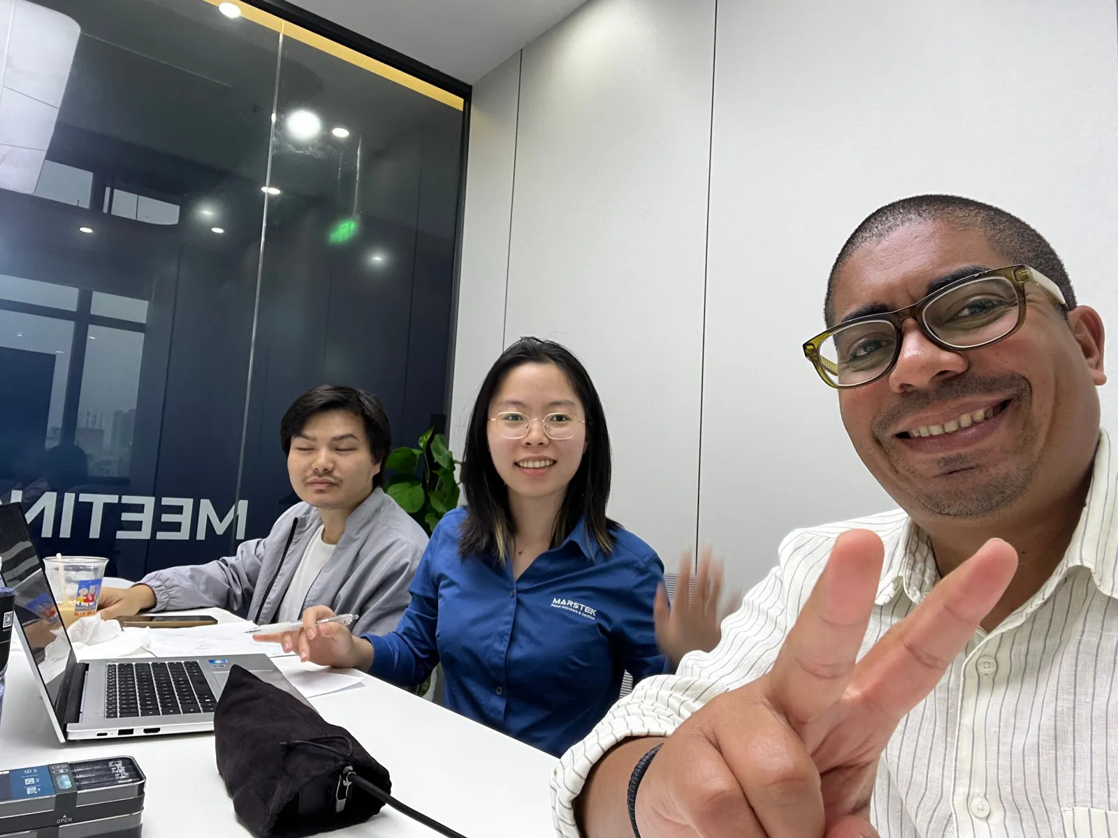 Vázquez in a meeting room with a factory team in China
